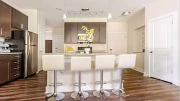 Een koelkast, een magnetron, een oven, een kookplaat