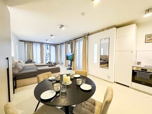 Dining - Charming Studio Apartment near Messe Berlin (Berlin)