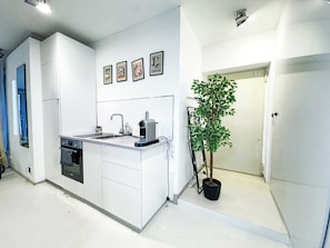 Fridge, oven, stovetop, dishwasher