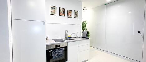 Fridge, oven, stovetop, dishwasher