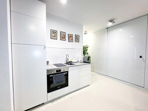 Kühlschrank, Ofen, Herdplatte, Wasserkocher mit Kaffee-/Teezubehör
