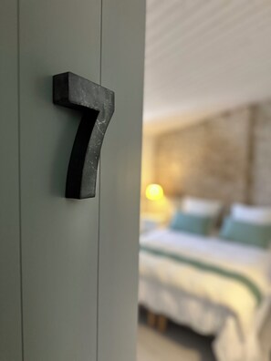 A close-up of a door handle with the number 7. - La Suite en Ré (Le Bois-Plage-en-Ré)