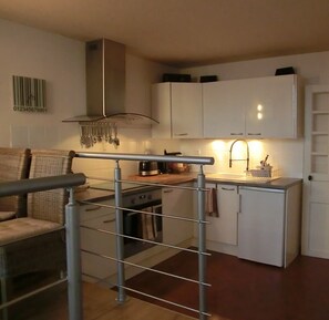 Microwave, oven, stovetop, dishwasher - Small historic house - wine bistros & restaurants nearby (Sancerre)