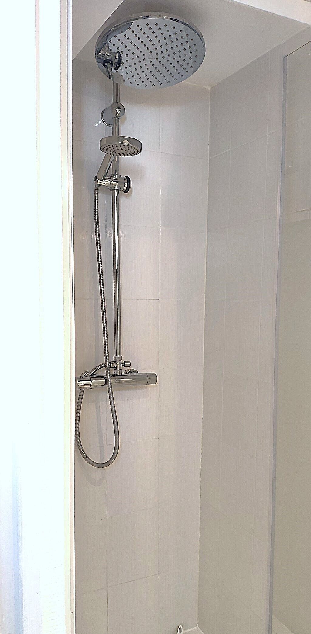 Douche, sèche-cheveux, serviettes fournies, savon