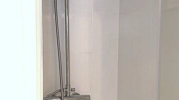 Douche, sĂšche-cheveux, serviettes fournies, savon