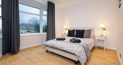 2BED House in Torry-Free Parking-by Holiday Homes