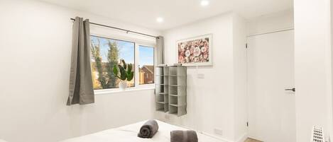 Tabla de planchar con plancha, wifi, ropa de cama