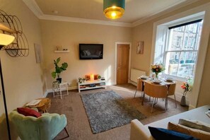 TV - Central Apartment-Free Parking-by Holiday Homes (Edinburgh)