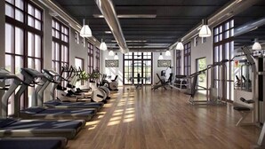 Una palestra con tapis roulant, cyclette e macchinari per l'allenamento con i pesi.