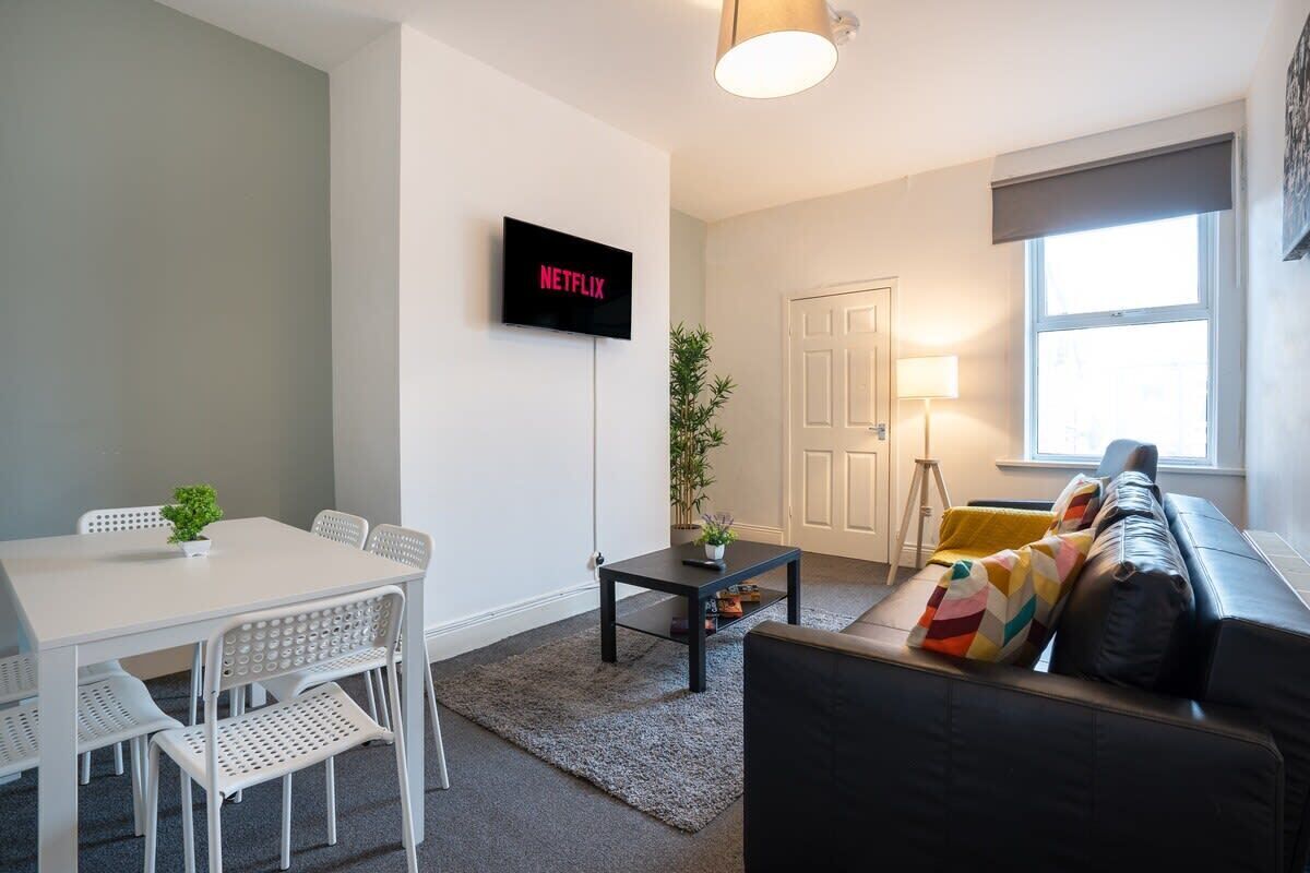 Una televisión, una oficina