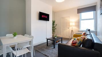 Una televisión, una oficina