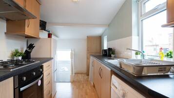 Frigorífico, microondas, horno y placa de cocina