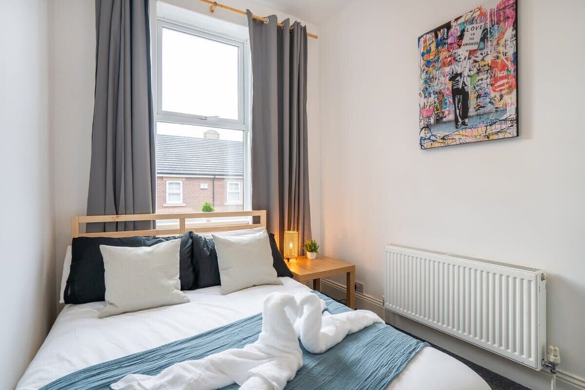 Desk, iron/ironing board, WiFi, bed sheets