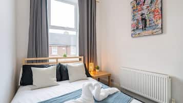 Escritorio, tabla de planchar con plancha, wifi y ropa de cama