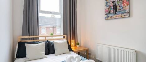 Desk, iron/ironing board, WiFi, bed sheets