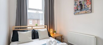 4Bedrooms-3Bath-9Beds-Wallsend- by Holiday Homes