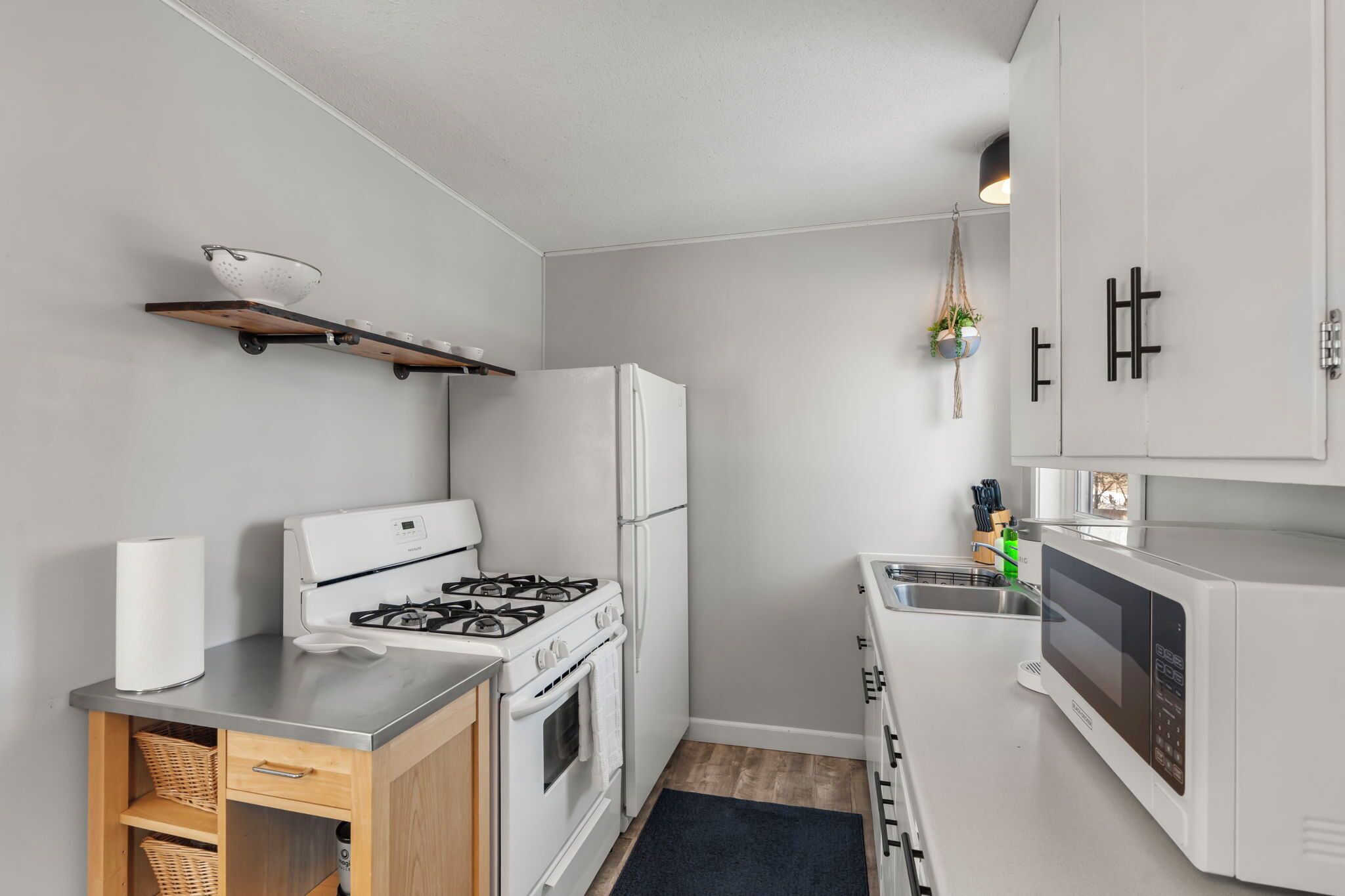 冷蔵庫、電子レンジ、オーブン、コンロ