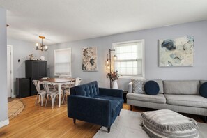 Una Smart TV, un reproductor de DVD, libros