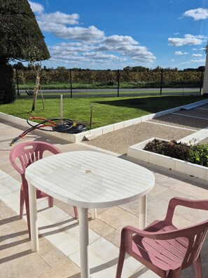 Outdoor dining - House in the heart of cognac country (Mérignac)