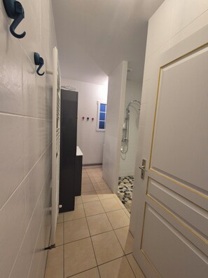 Shower, hair dryer, towels, toilet paper - House in the heart of cognac country (Mérignac)