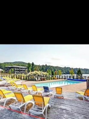Outdoor pool - Lakefront condo, studio (Lac-Supérieur)