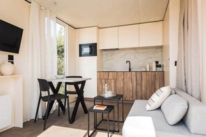 Luksusbungalow, merinäköala | Oleskelualue