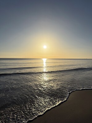 Rannalla, valkoista hiekkaa, rantalentopallomahdollisuus, rantabaari