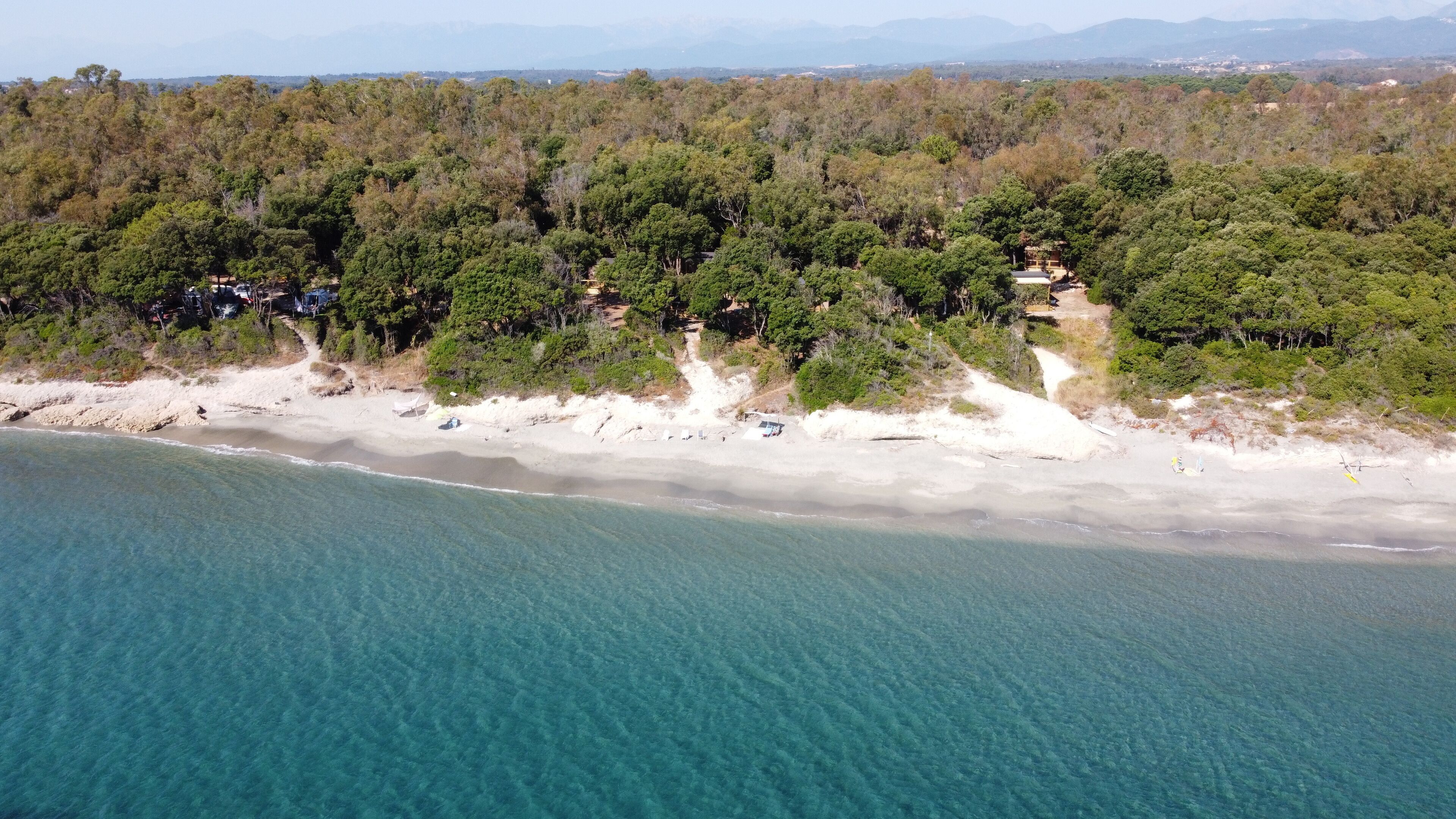 Sulla spiaggia, sabbia bianca, pallavolo, un bar sulla spiaggia