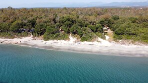 En la playa, playa de arena blanca, vóleibol de playa y bar en la playa 