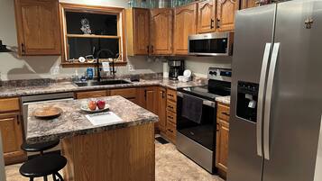 Kylskåp, mikrovågsugn, ugn och spishäll