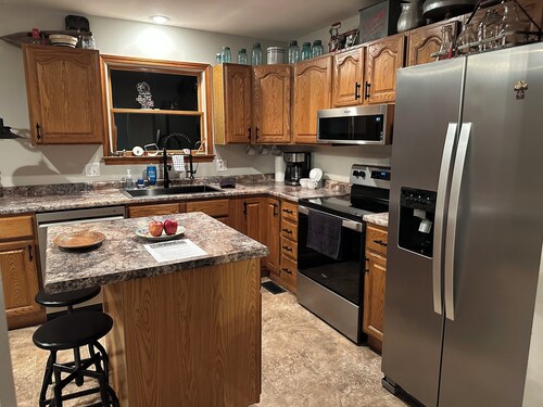 RUSTIC RETREAT Cozy 2 Bed 1.5 Bath Home, in Rural Farmington, Wooded Outdoor.