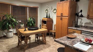 Kylskåp, mikrovågsugn, ugn och spishäll