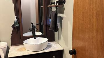 Douche, séchoir à cheveux, serviettes fournies, savon