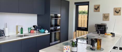 Mökki | Yksityinen keittiö | Astianpesukone, keittoastiat/astiat/ruokailuvälineet