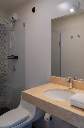 Shower, hair dryer, towels, shampoo - w* | Amazing 1BR w/ Balcony in Barranco (Barranco)
