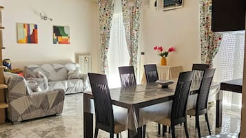 Apartment, Stadtblick | Speisen