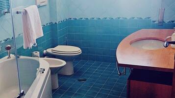 Apartment, Stadtblick | Badezimmer