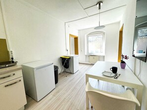 Fridge, microwave, oven, stovetop - Central Berlin Apartment for 8 with Parking (Berlin)