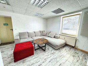 TV, offices - Central Berlin Apartment for 8 with Parking (Berlin)