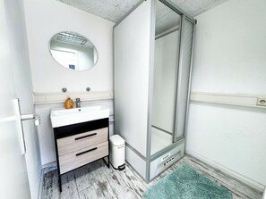 Hair dryer, towels - Central Berlin Apartment for 8 with Parking (Berlin)