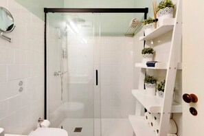 Een douche, een haardroger, handdoeken