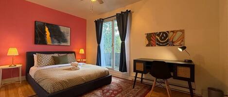 Desk, iron/ironing board, WiFi, bed sheets