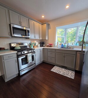 Micro-ondes, four, plaque de cuisson, lave-vaisselle