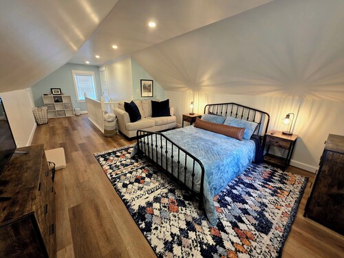 Charming 2-bedroom house with fenced in yard-East Moline