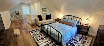 Charming 2-bedroom house with fenced in yard-East Moline