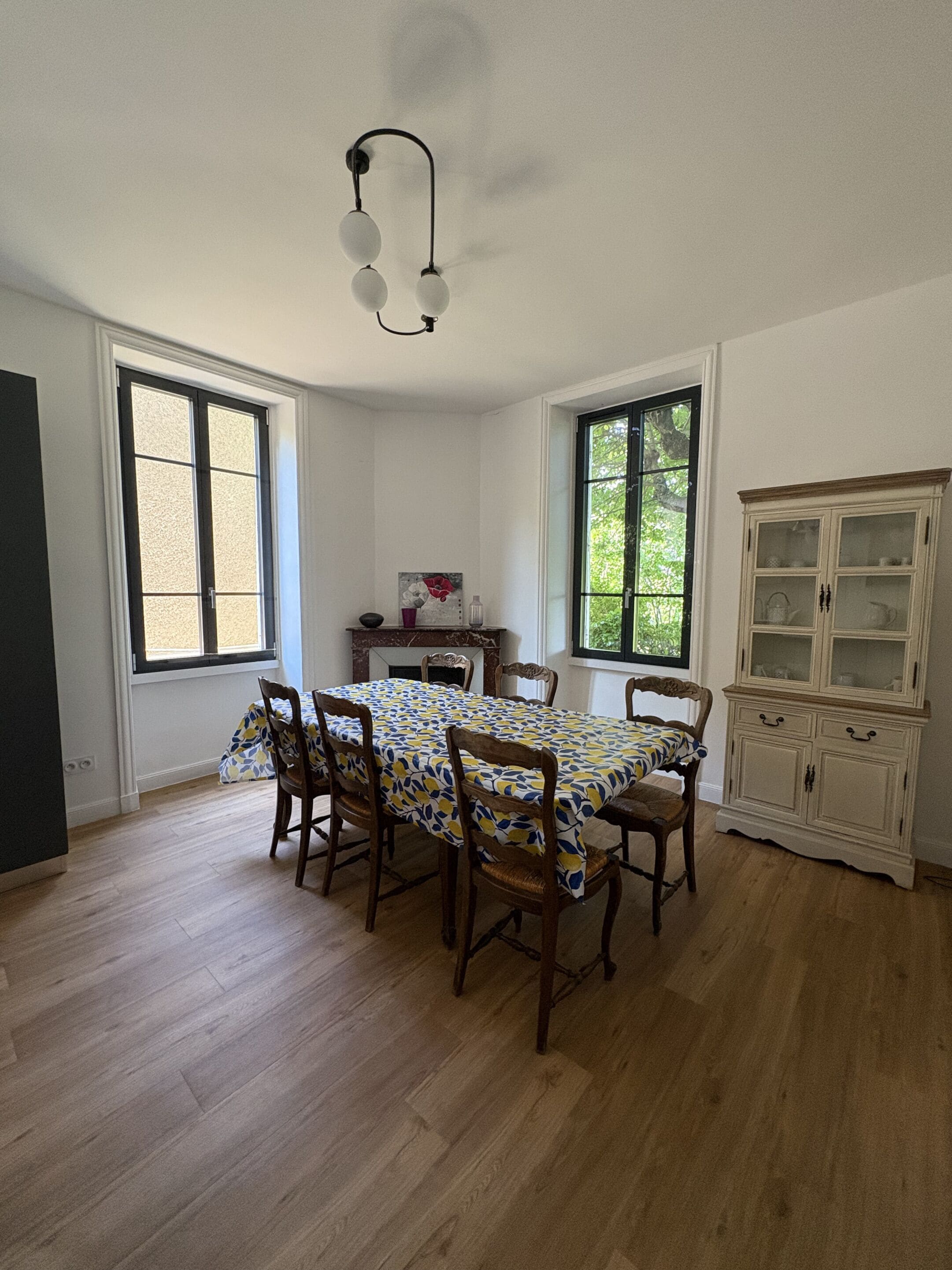 Maison Familiale, salle de bains commune, vue jardin | Intérieur