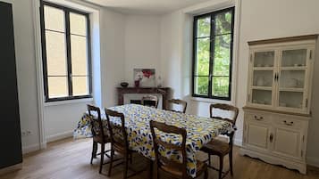 Maison Familiale, salle de bains commune, vue jardin | Intérieur