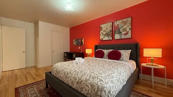Desk, iron/ironing board, WiFi, bed sheets