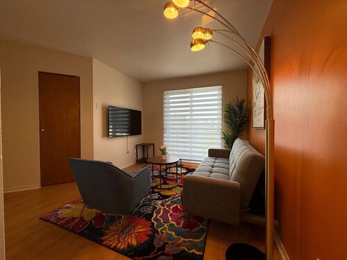 Comfortable 1BR in West Island  + Free Parking