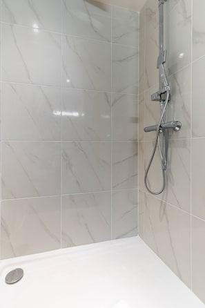 Shower - Studio de charme proche de la Gare Montparnasse (Paris)